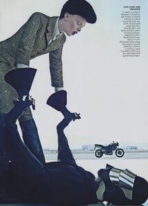 Klein_US_Vogue_September_2012_13.thumb.jpg.6975ce0533d4d947706caaa1000fbbe6.jpg