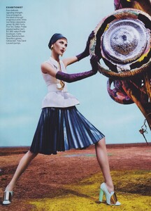 Sorrenti_US_Vogue_March_2012_03.thumb.jpg.0b59493f249716705a3888e9bbde2b6e.jpg