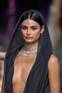 Taylor Hill_2023 Messika High Jewelry Show ©Peter White - GETTY IMAGES  (3).jpg