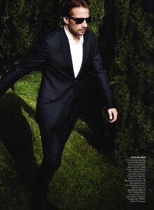 Testino_US_Vogue_December_2012_06.thumb.jpg.af5e5e1169a5973aa2dcfef03ba6a6a9.jpg