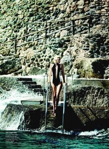 Testino_US_Vogue_December_2012_07.thumb.jpg.2f0580666818e3dc2b22fa39e717e79f.jpg