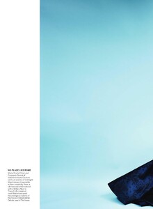 Testino_US_Vogue_October_2012_05.thumb.jpg.39c6b501fe61b0015f1a13803a057650.jpg