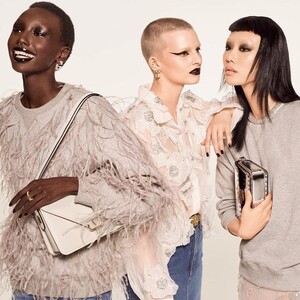 Valentino-Pre-Fall-2023-Campaign01.thumb.jpg.ab8d70edacaa589fa8c0cc87494ef5bb.jpg
