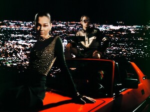 Versace-Holiday-2020-Campaign08.thumb.jpg.a5d518d233e2e0c5afb4c4c708d3242c.jpg