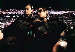 Versace-Holiday-2020-Campaign09.thumb.jpg.8590081900c7c6f66080f1fc4c88bb06.jpg
