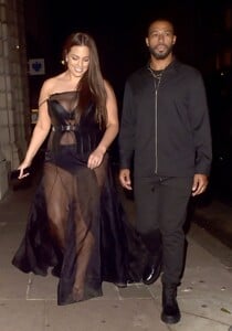 ashley-graham-arrives-at-perfect-magazine-x-valentine-party-at-london-fashion-week-09-18-2023-2.jpg