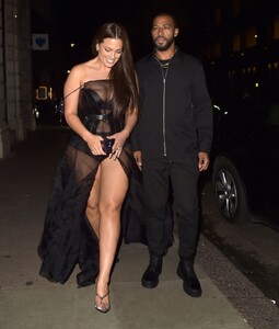 ashley-graham-arrives-at-perfect-magazine-x-valentine-party-at-london-fashion-week-09-18-2023-4.jpg