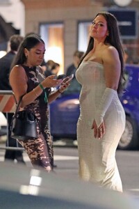 ashley-graham-out-with-a-friend-after-moncler-show-at-milan-fashion-week-09-20-2023-2.jpg