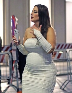 ashley-graham-out-with-a-friend-after-moncler-show-at-milan-fashion-week-09-20-2023-5.jpg