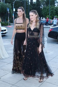 bianca-brandolini-and-eugenie-niarchos-at-christian-dior-fashion-show-in-athens-06-17-2021-5.jpg