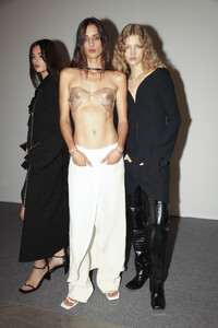 bks-courreges-rtw-ss-2024-pfw-001.thumb.jpg.0a39122b56b1c23cff3233f9b58b4772.jpg