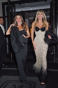 heidi-klum-and-sofia-vergara-at-clooney-foundation-for-justice-s-the-albies-in-new-york-09-28-2023-5.jpg