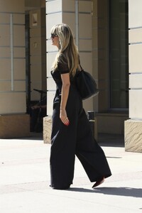 heidi-klum-arrives-at-agt-set-in-los-angeles-09-26-2023-3.jpg
