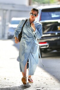 hilary-duff-heading-to-a-hair-salon-in-west-hollywood-09-13-2023-6.jpg