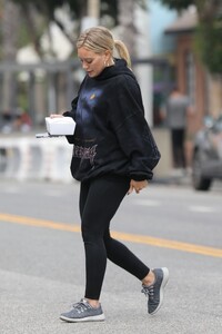 hilary-duff-leaves-joan-on-third-in-los-angeles-09-21-2023-3.jpg