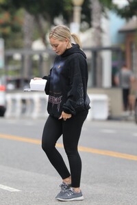 hilary-duff-leaves-joan-on-third-in-los-angeles-09-21-2023-4.jpg