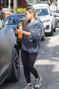 hilary-duff-out-shopping-at-erewhon-market-in-los-angeles-09-11-2023-3.jpg