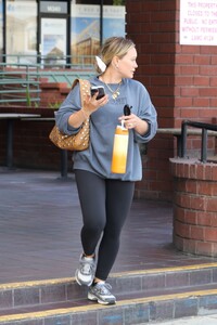 hilary-duff-out-shopping-at-erewhon-market-in-los-angeles-09-11-2023-6.jpg