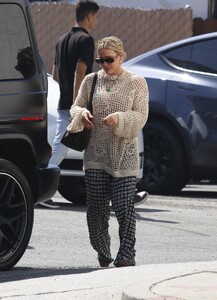 hilary-duff-out-shopping-with-friends-in-los-angeles-09-28-2023-1.jpg