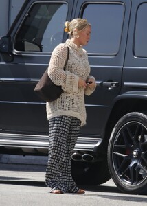 hilary-duff-out-shopping-with-friends-in-los-angeles-09-28-2023-2.jpg