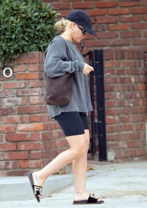 hilary-duff-shopping-at-michaels-art-supply-store-in-studio-city-09-25-2023-0.jpg