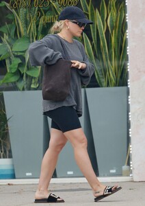hilary-duff-shopping-at-michaels-art-supply-store-in-studio-city-09-25-2023-1.jpg
