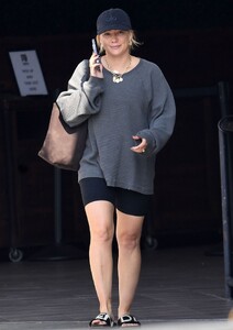 hilary-duff-shopping-at-michaels-art-supply-store-in-studio-city-09-25-2023-2.jpg