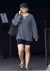 hilary-duff-shopping-at-michaels-art-supply-store-in-studio-city-09-25-2023-6.jpg