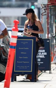 jennifer-aniston-leaves-a-pilates-class-in-los-angeles-08-30-2023-1.jpg