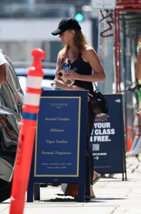 jennifer-aniston-leaves-a-pilates-class-in-los-angeles-08-30-2023-2.jpg