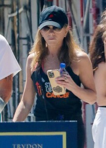 jennifer-aniston-leaves-a-pilates-class-in-los-angeles-08-30-2023-4.jpg