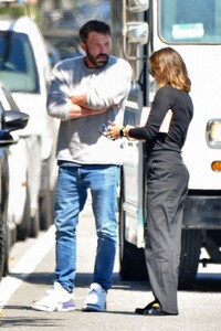 jennifer-garner-and-ben-affleck-drives-after-meeting-in-santa-monica-09-26-2023-3.jpg