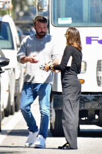 jennifer-garner-and-ben-affleck-drives-after-meeting-in-santa-monica-09-26-2023-8.jpg