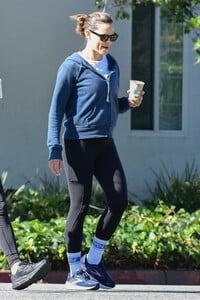 jennifer-garner-and-her-fitness-pall-out-for-power-walk-in-brentwood-08-26-2023-0.jpg