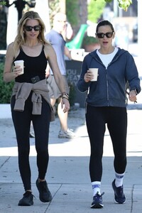 jennifer-garner-and-her-fitness-pall-out-for-power-walk-in-brentwood-08-26-2023-3.jpg