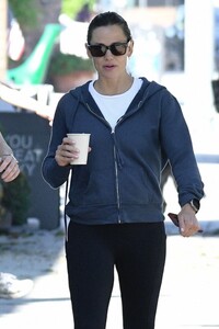 jennifer-garner-and-her-fitness-pall-out-for-power-walk-in-brentwood-08-26-2023-4.jpg