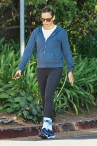 jennifer-garner-and-her-fitness-pall-out-for-power-walk-in-brentwood-08-26-2023-5.jpg