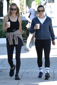 jennifer-garner-and-her-fitness-pall-out-for-power-walk-in-brentwood-08-26-2023-6.jpg