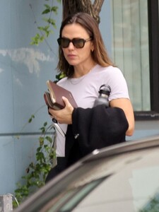 jennifer-garner-arrives-at-a-meeting-in-los-angeles-09-25-2023-1.jpg