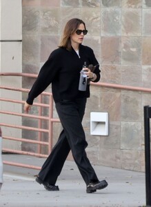 jennifer-garner-arrives-at-a-meeting-in-los-angeles-09-25-2023-3.jpg