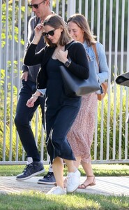 jennifer-garner-arrives-at-a-meeting-with-friends-in-los-angeles-08-21-2023-0.jpg