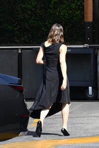 jennifer-garner-arrives-at-dust-studios-in-hollywood-08-31-2023-3.jpg