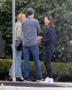 jennifer-garner-enjoys-coffee-with-friends-in-santa-monica-09-06-2023-0.jpg