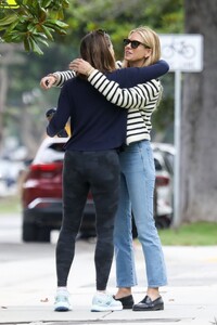 jennifer-garner-enjoys-coffee-with-friends-in-santa-monica-09-06-2023-1.jpg