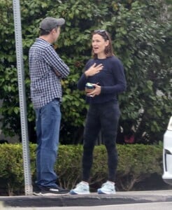 jennifer-garner-enjoys-coffee-with-friends-in-santa-monica-09-06-2023-3.jpg