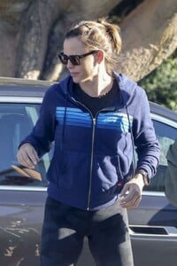 jennifer-garner-out-and-about-in-los-angeles-08-30-2023-6.jpg