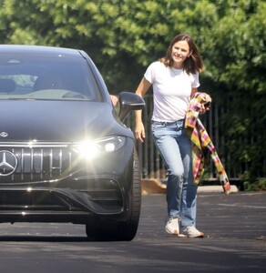 jennifer-garner-out-and-about-in-los-angeles-09-15-2023-3.jpg