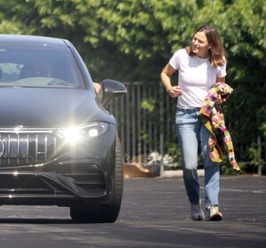 jennifer-garner-out-and-about-in-los-angeles-09-15-2023-5.jpg