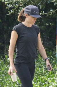 jennifer-garner-out-for-early-morning-walk-in-brentwood-09-05-2023-0.jpg