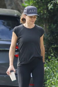 jennifer-garner-out-for-early-morning-walk-in-brentwood-09-05-2023-3.jpg